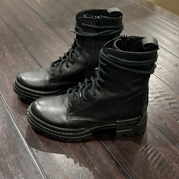 Steve Madden Jasmisyn Lace-Up Boot. Black size 6 - Picture 9 of 9